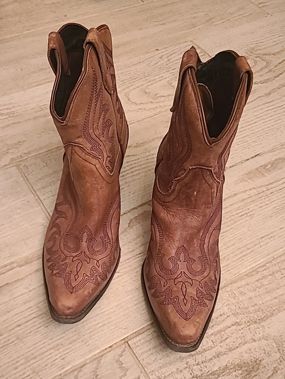 Beauriful Brown Ariat Leather Western Cowboy Boots In A Size 9.5!